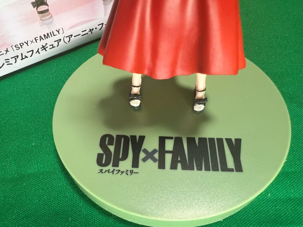 SPY×FAMILY（スパイファミリー） プレミアムフィギュア アーニャ・フォージャー パーティ プライズフィギュアの組み立て：①フィギュアを台座に取り付け画像。
