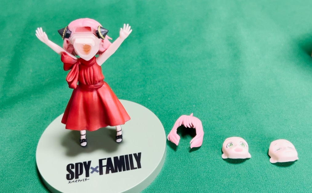 SPY×FAMILY（スパイファミリー） プレミアムフィギュア アーニャ・フォージャー パーティ プライズフィギュアのフィギュア顔パーツ交換画像。